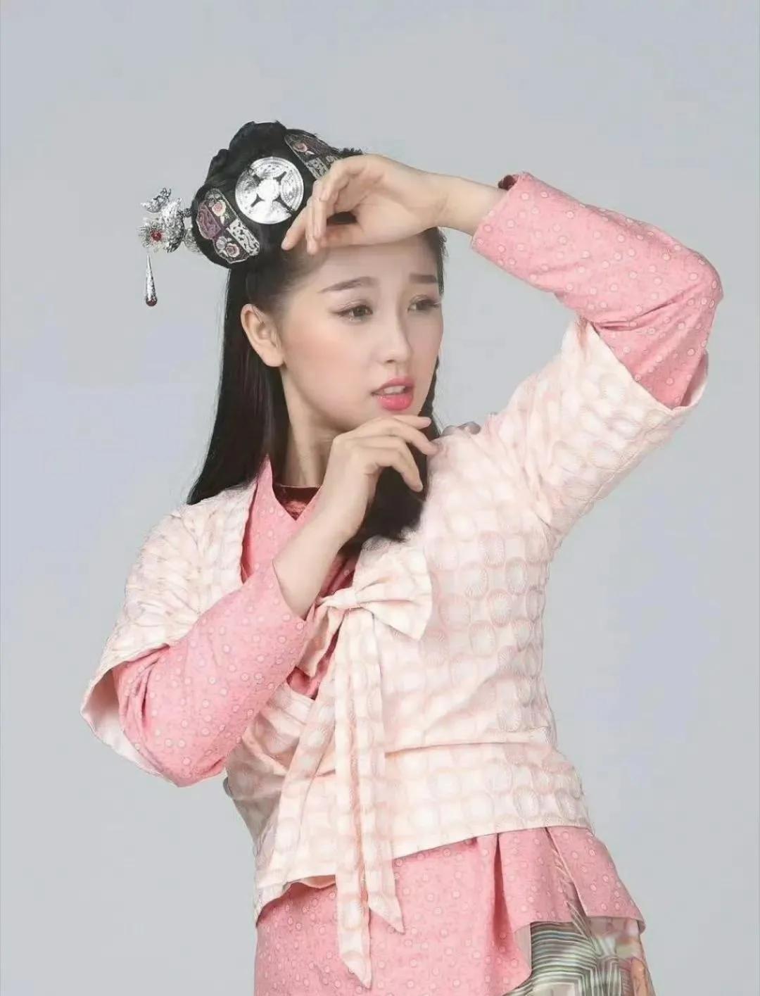 虞书欣很早以前的古装定妆照太仙了，非常真实的生图，脸上还是可以看到满满青涩感，一