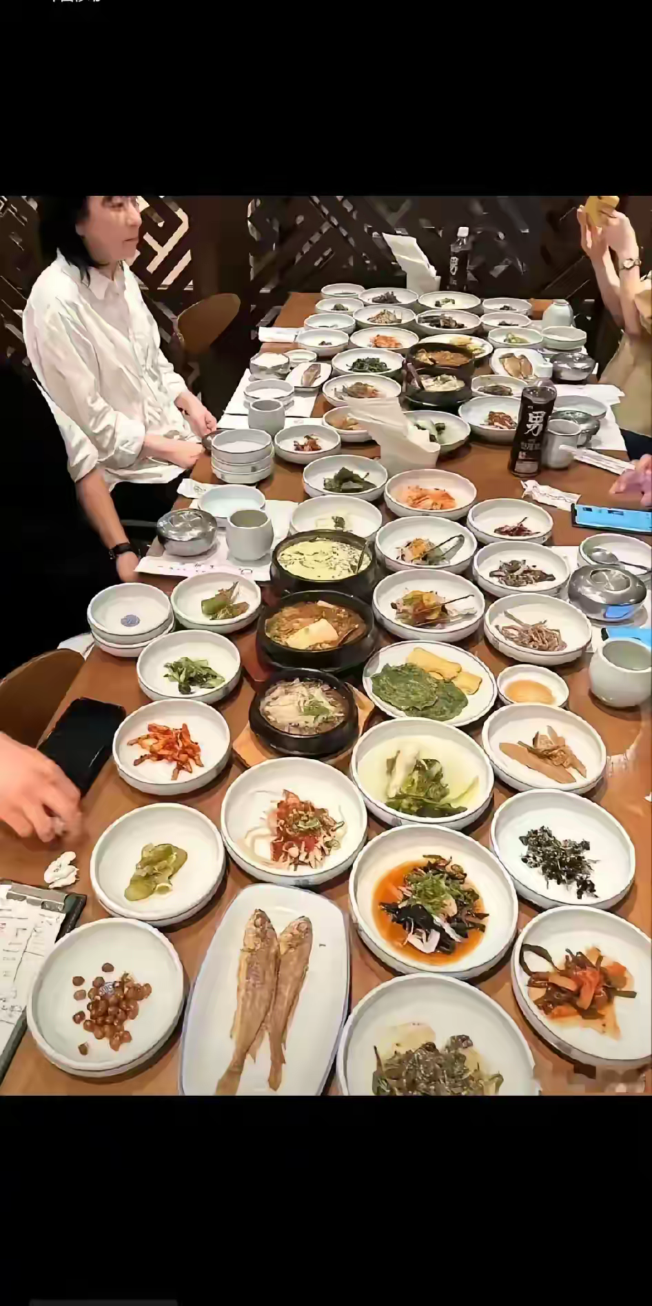 这是韩国的豪华大餐，
   只有在很隆重的日子才能吃到这么丰盛的佳肴，平常日子里