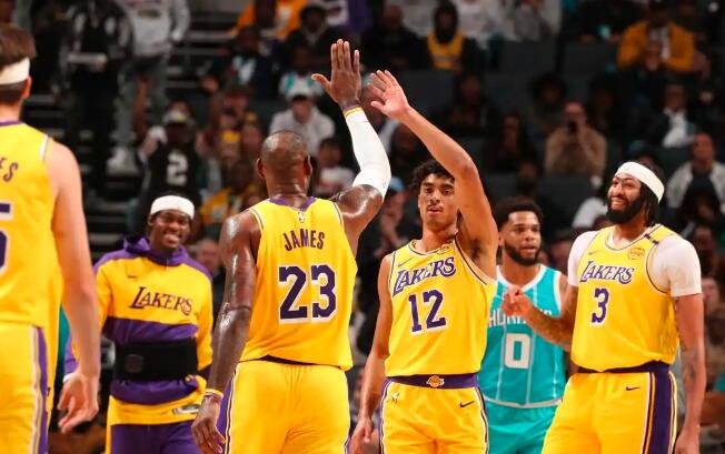 湖人112-107胜黄蜂，近7战6胜。赛后，湖人后卫里夫斯受访。

里夫斯称球队