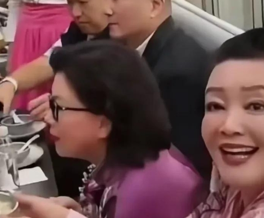 张兰现在的生活，真是爽啊！
直播有小井给她撑着
儿子汪小菲这次特别听话，风波过后