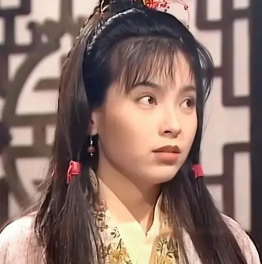 有网友推测，《神雕侠侣》中的郭芙，其灵感或许源自金庸先生的首任妻子杜治芬。在这部
