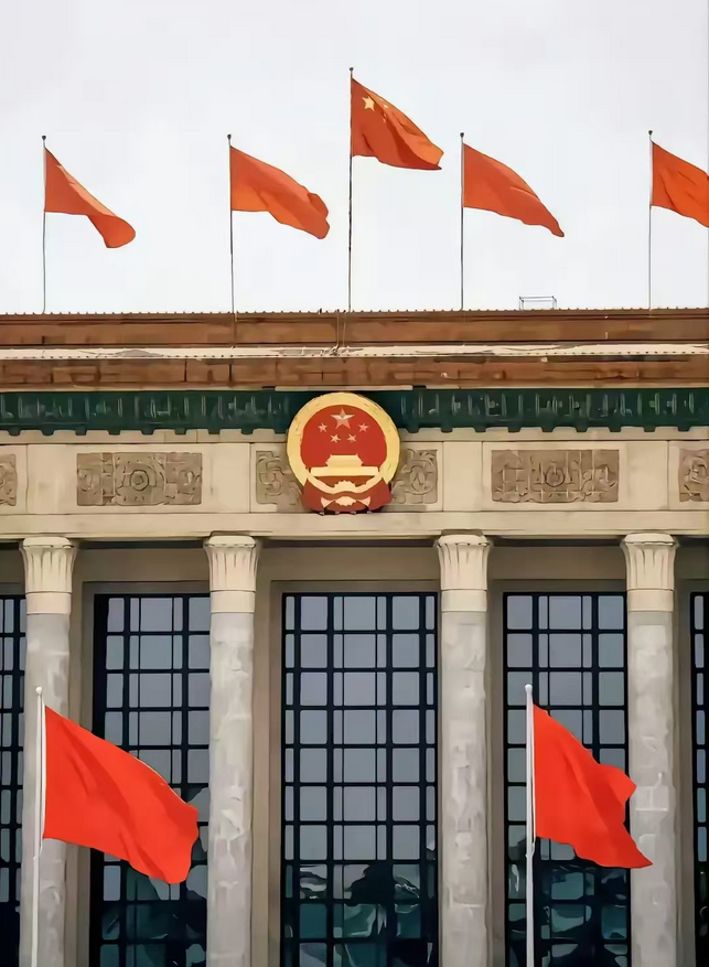 这才明白国家的艰难了，中国每年的医疗费用高达 9 万亿，报销比例平均为 70%，