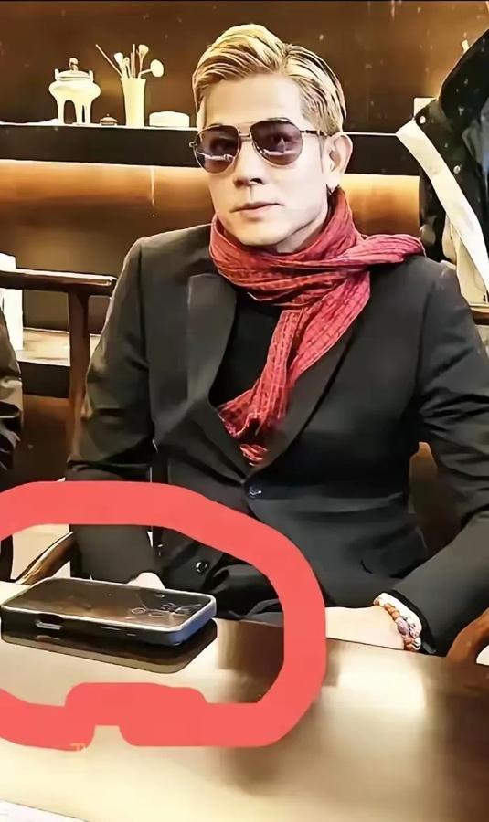 郭富城真是太抠了！

身价好几个亿的他，每个月给老婆的家用才20万，这已经算是很