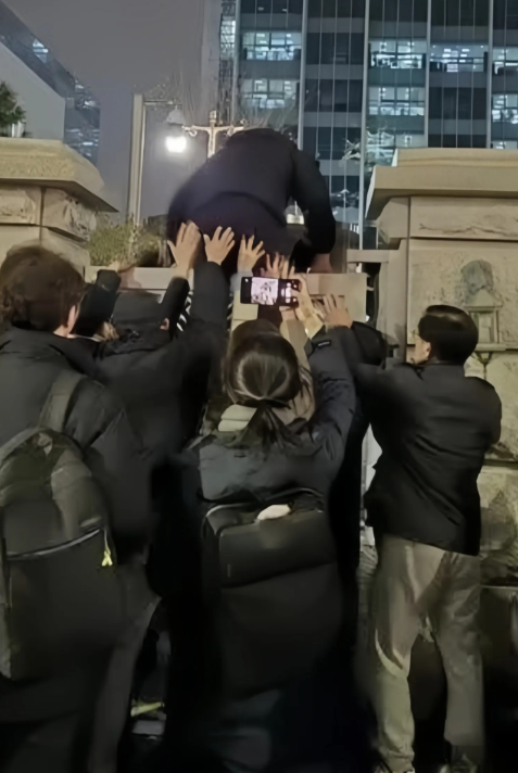 基本上玩完了，李在明被人托着腚翻过围墙，跑进国会大楼投了反对票，“老大”万万没想