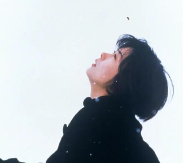日本女演员、歌手中山美穗被发现已在自己家中去世，终年54岁。
 
《情书》中的藤