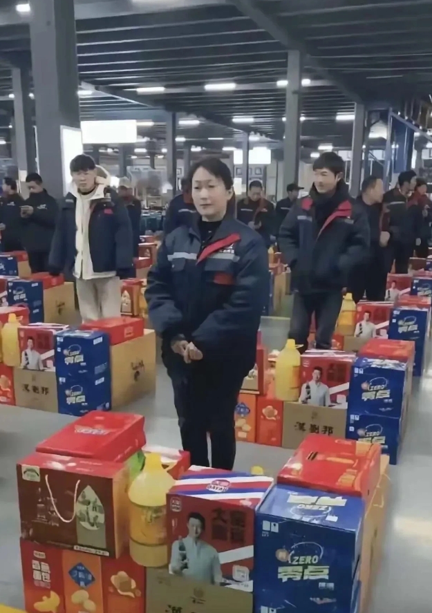 单位发的，她们怎么不高兴呢？