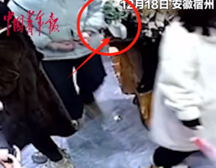活该她长得漂亮！女孩不小心打碎花瓶，老板娘说：不用赔钱！但女孩心里愧疚，买了一个