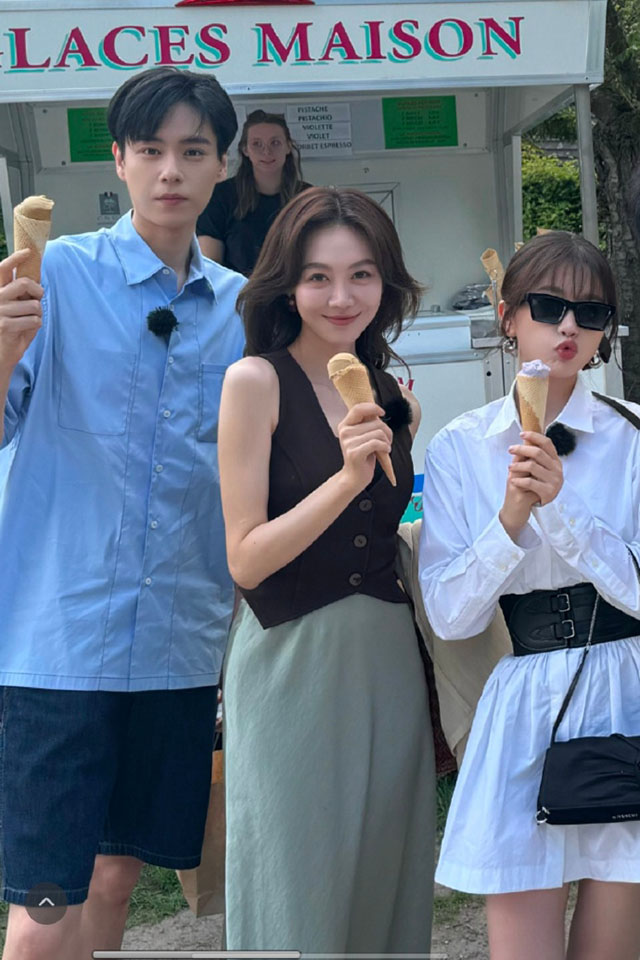 姜妍现身《中餐厅》法国站。这档美食节目，录了这么多年，终于来了个会做饭的。