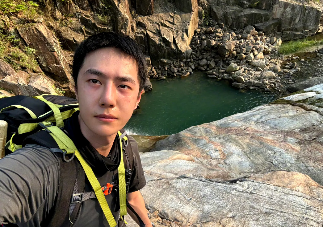 王一博真男人！
8月31日，他勇敢地进入了热带雨林探险。结果刚进去不久，就被三只