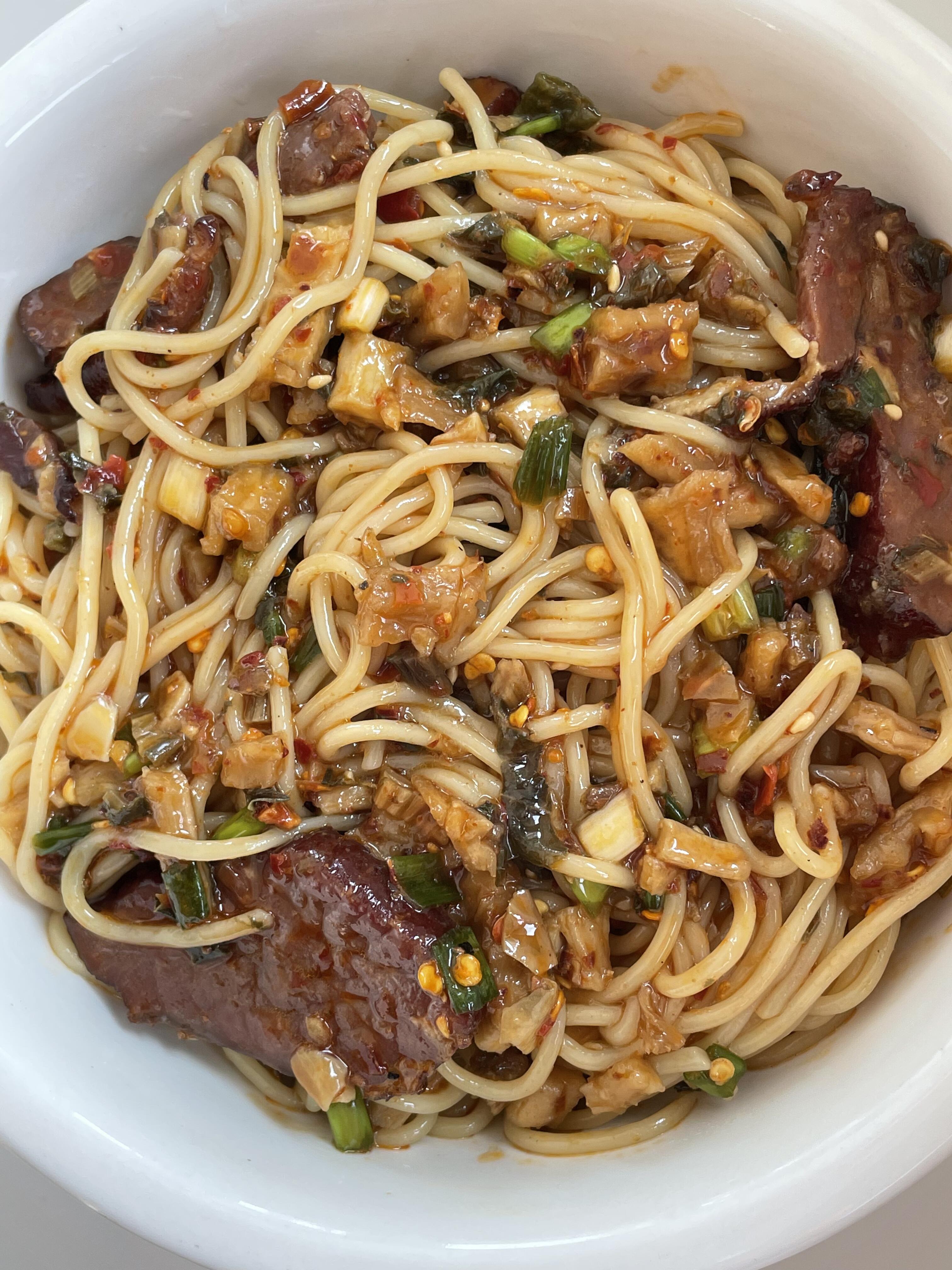 天！真的巨好吃，求你去做，两个人吃了一盆！

今天给大家出一个巨巨巨好吃的拌面。