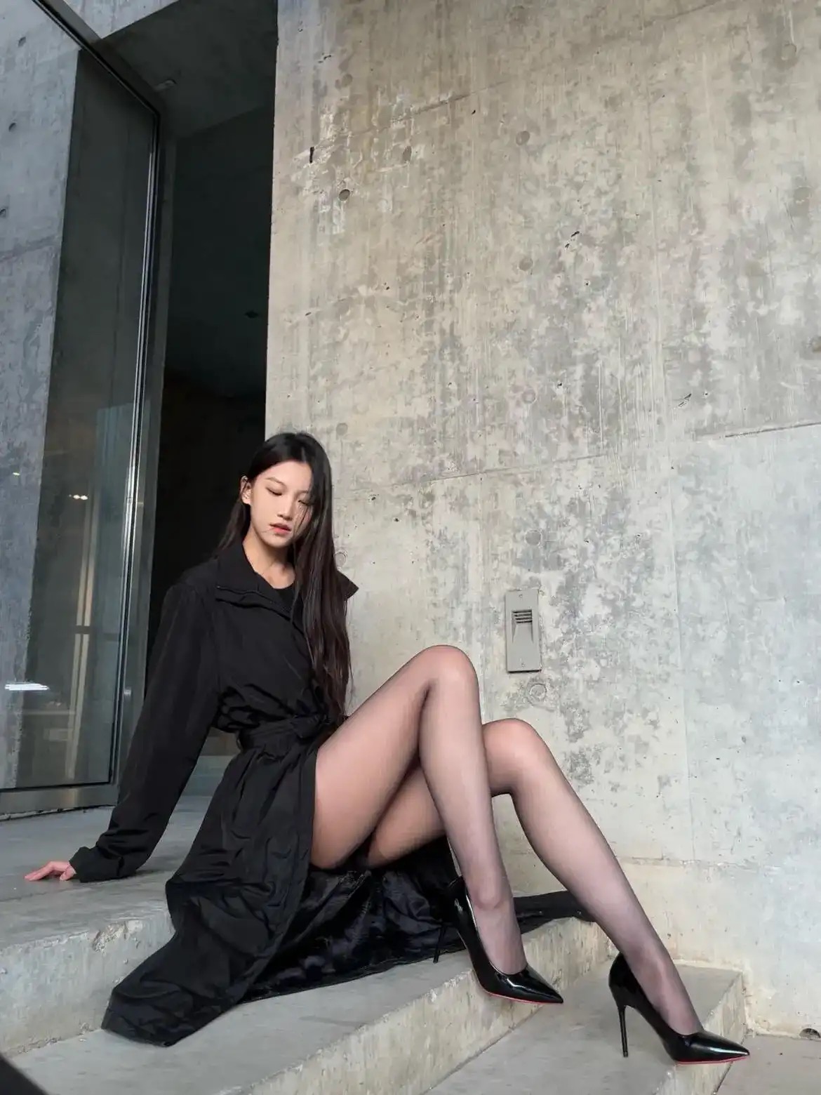 时尚性感风
黑色穿搭尽显神秘，性感魅力势不可挡
黑风衣搭配黑丝高跟，我就是时尚焦