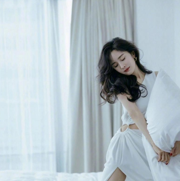 杨幂美腿玉足，不愧是娱乐圈“腿精”女神

在星光熠熠的娱乐圈，杨幂凭借出众的外形