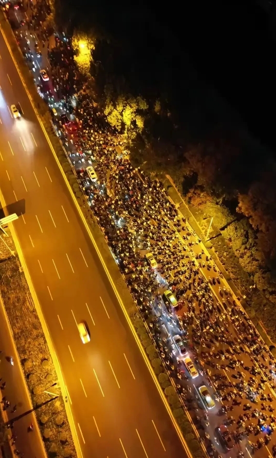 为啥那边那么多车，而另一半没啥人呢
