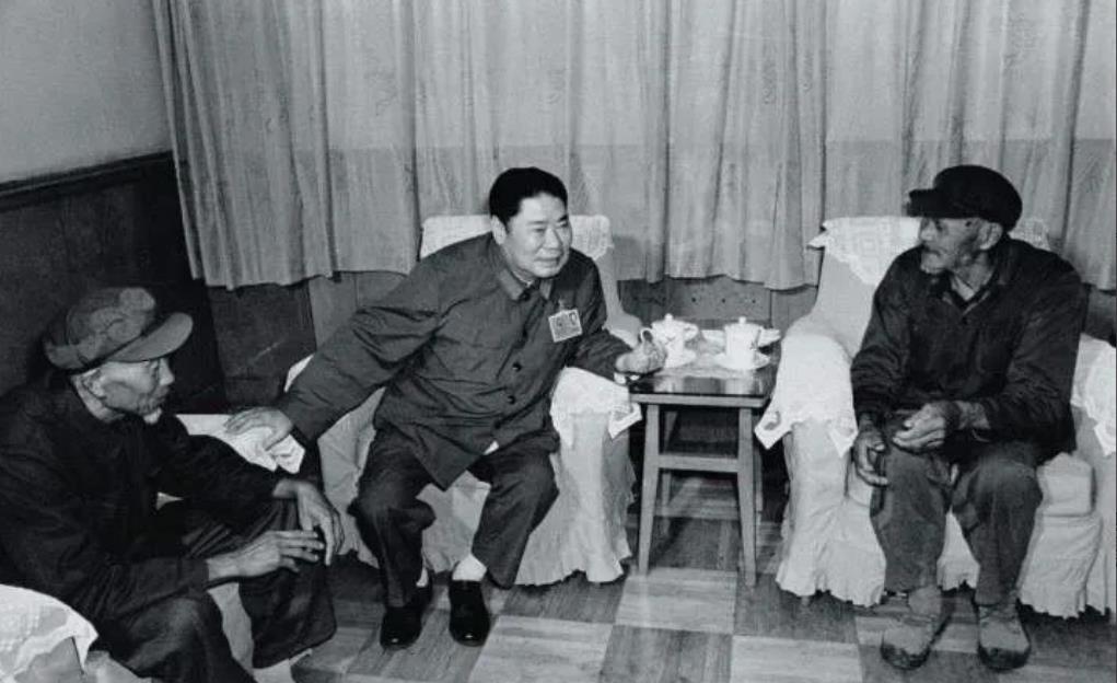 1971年，一位衣着朴素的湖北农民来到济南军区大院门口，他要求见军区司令杨得志上