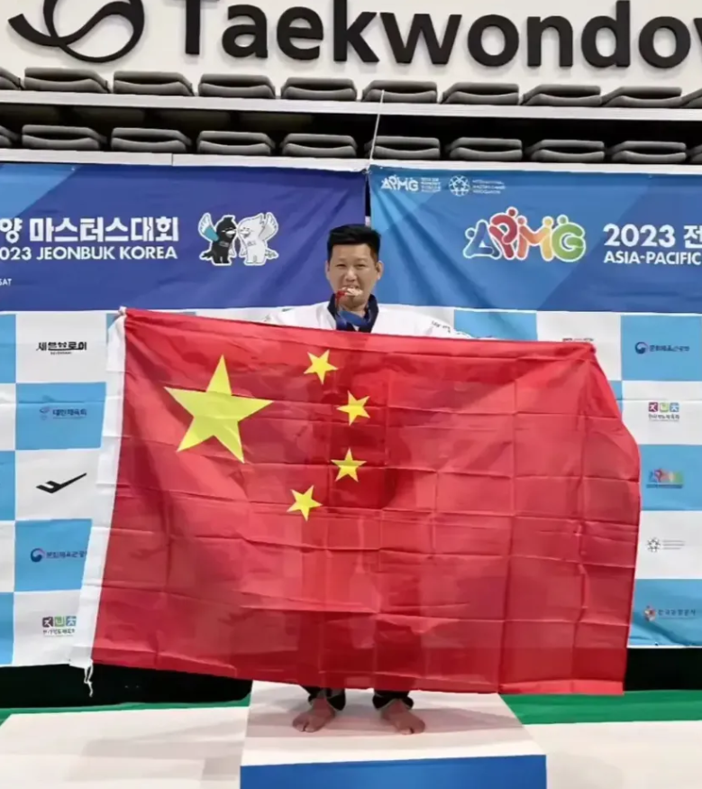 台湾跆拳道冠军李东宪，抖音宣布定居大陆！
近日，在韩国赛场上举起五星红旗的台湾省