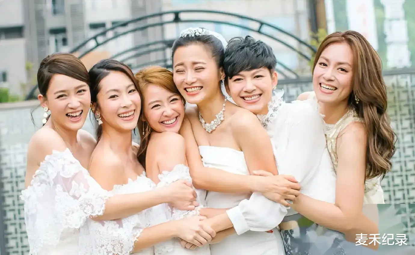 陈乔恩婚礼现场：伴娘团很热闹，白色鲜花温馨雅致，细节透露浪漫（陈乔恩和谁在一块了）-第4张图片-九妖电影