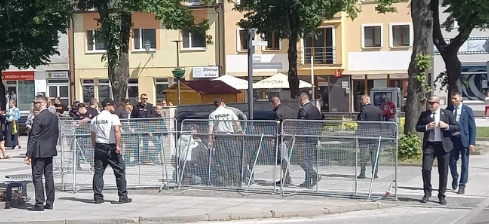 菲佐属于斯洛伐克的老牌政治人物，曾多次反对向乌克兰供应武器和乌克兰加入北约，

