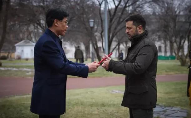 泽连斯基收到中国国书后，当面向中方表达感谢，并向中方通报朝鲜参战情况！

就不能