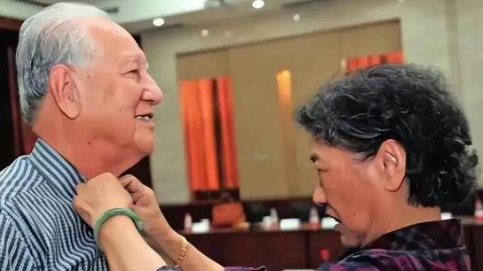 黄旭华灵堂曝光！遗照让人泪目，花海摆成潜艇模样