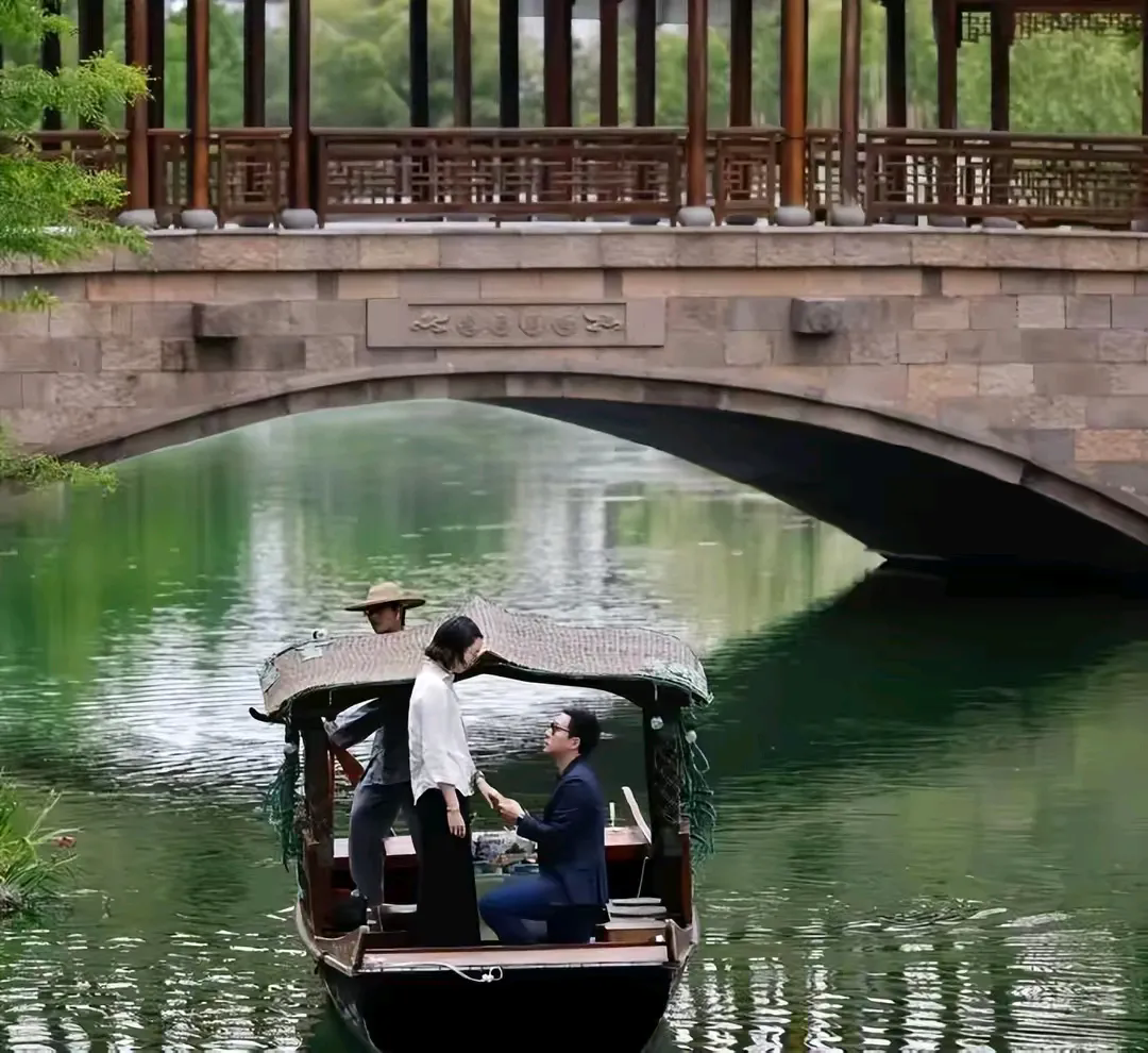 霍家又有喜事了！5月23日，霍启刚的弟弟霍启仁官宣求婚成功。从霍启仁发布的照片中