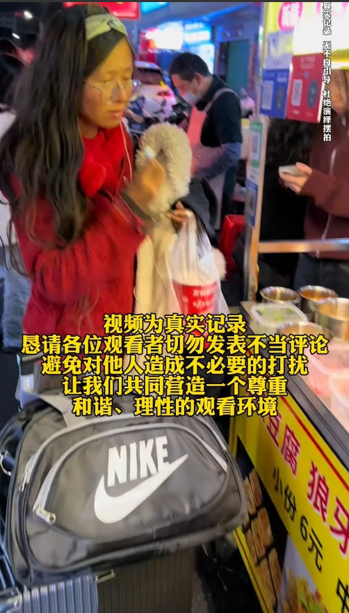 女子衣衫褴褛的在深圳的街头流浪，据说她是高学历，为情所困，精神出现问题，每天拖着
