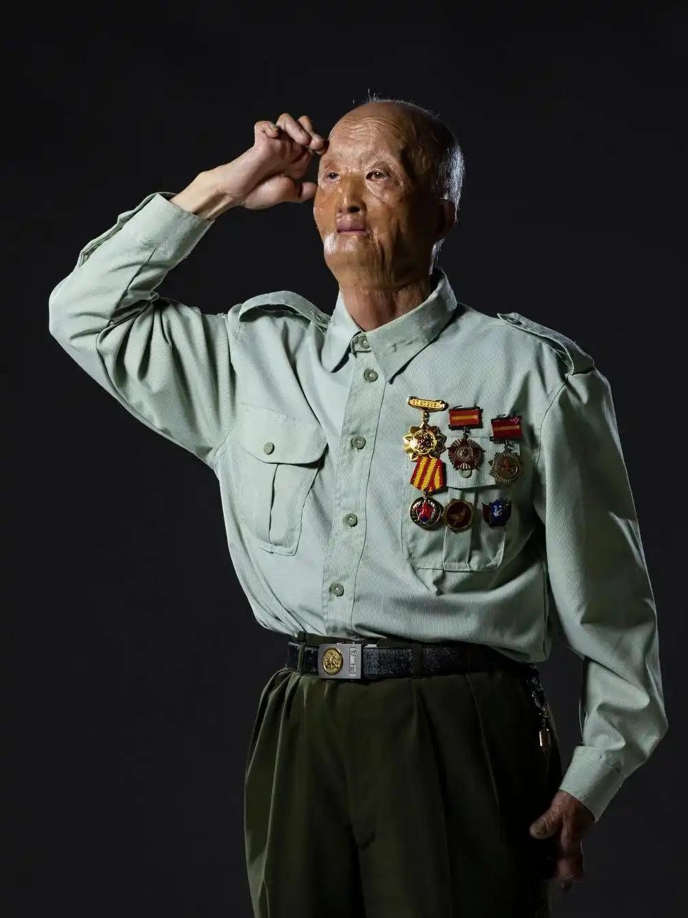 涂伯毅的故事始于战火纷飞的朝鲜战场，他参与的长津湖战役因为其惨烈程度而被载入史册
