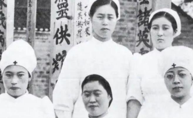1946年除夕夜，一群女护士以“吃药”为借口，将毒药送入解放军伤员的嘴中，到了凌