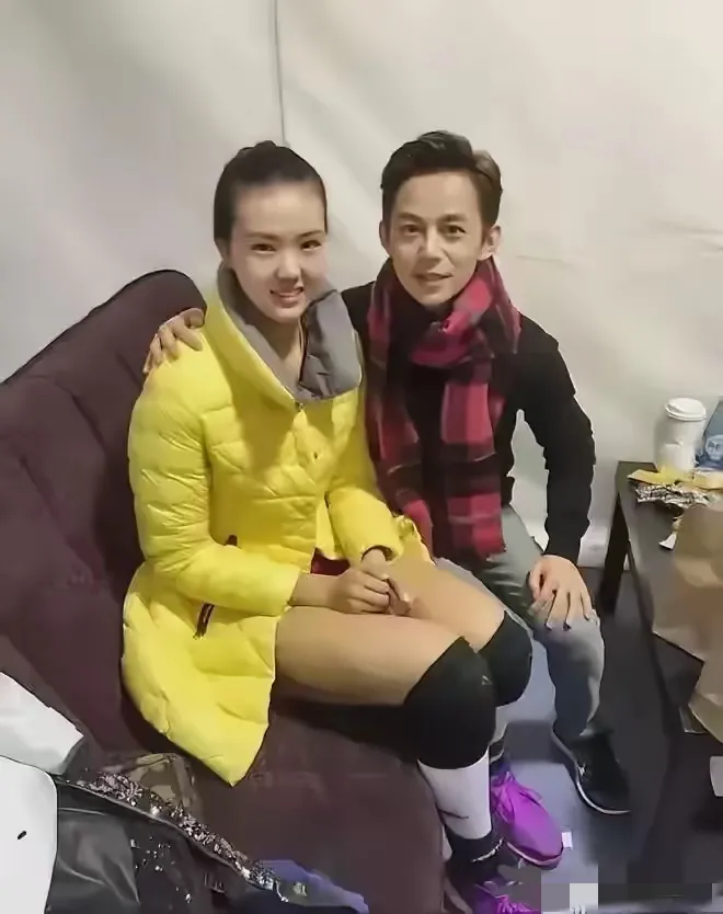 何炅身旁坐着这位美女，许多人不禁猜测：这是不是他的老婆？他们坐得这么近，何炅还把