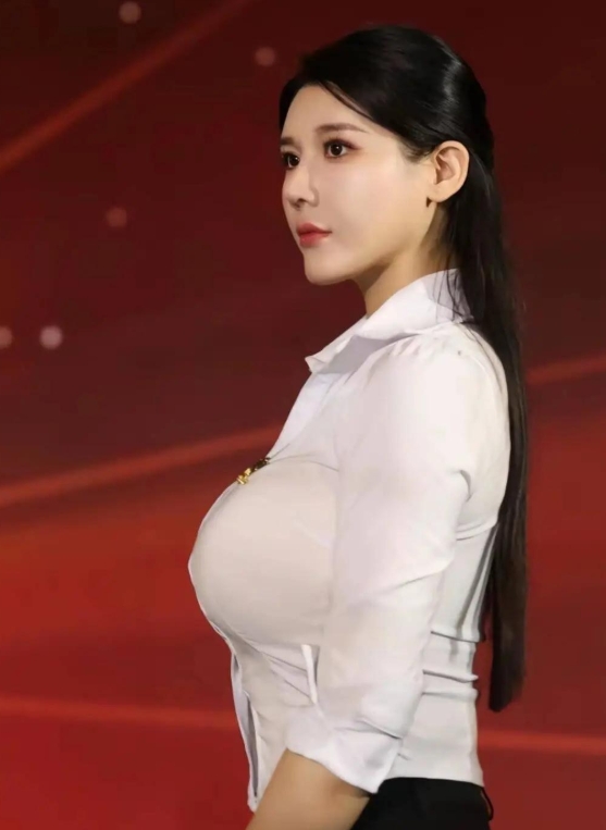 刘太阳身材好，颜值高，健身真功夫。在帅哥美女多的健身圈，她特别亮眼