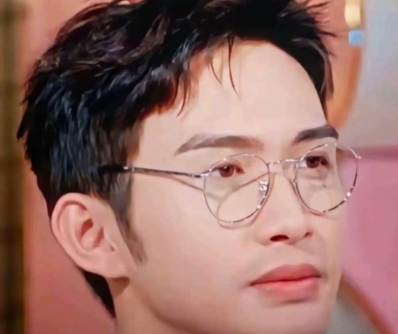 张彬彬看到虞书欣丁禹兮林一表示，原来作为同一个女生的男主，还可以和协相处啊！张彬