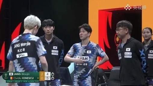 韩国队的新队服也是一种战术吧，球员上场左右跳动时配合衣服纹样，可以把对手晃晕。