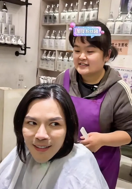 向佐果然不一般啊！理发师晓华遇到他都变样了！到底谁在说他疯啊，他和晓华两人真的太