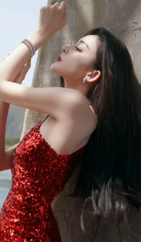 古力娜扎流畅的线条让人感到唯美