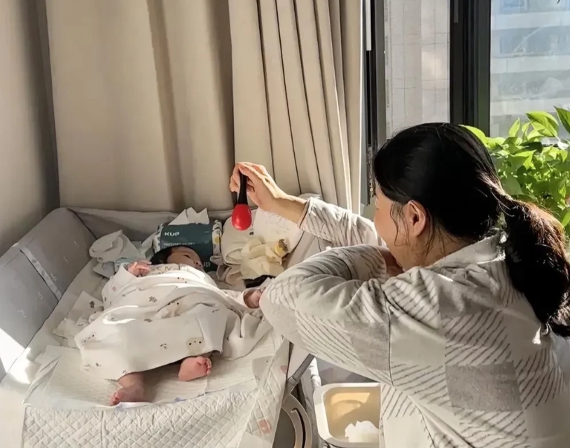 带孙子一年的经验分享：
第一、我做好饭后，儿子儿媳上桌吃。我抱孙子出去溜达半小时