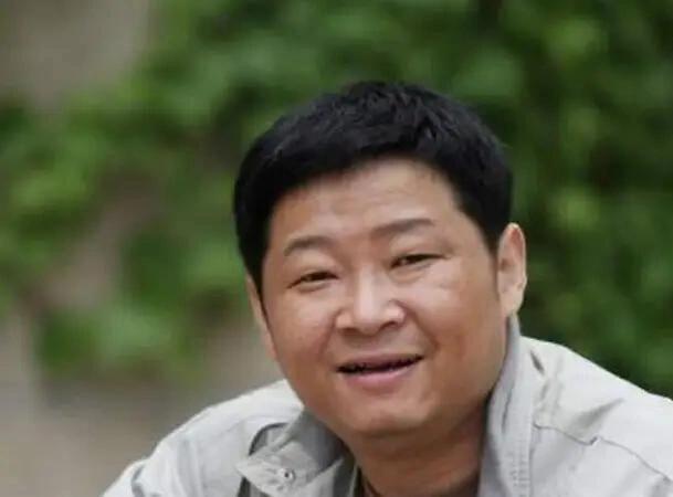 “三德子”养鸡身价上亿，却在乡下庭院喝茶