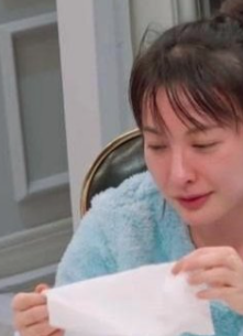 一次《快本》中，谢娜说：“我在吴昕家的浴室里，看到一盆泡了一个月的内衣内裤，我以