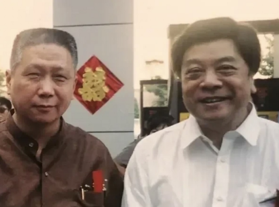 有一次，赵忠祥去捡漏，相中一根明代玉管，估值2万，但是赵忠祥问摊主：“100元卖