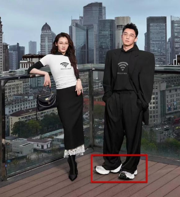 郑恺穿这一身，老婆苗苗都忍不住要笑。巴黎世家的丑鞋子受众原来是他。