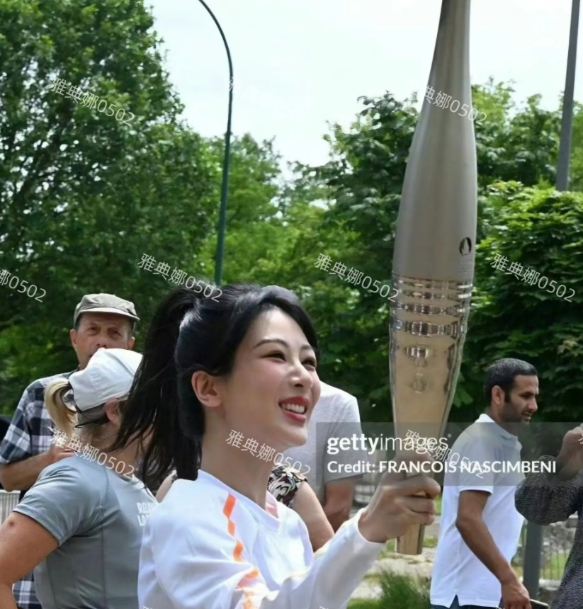 杨紫G社生图暴露真实颜值，下巴尖，法令纹深苹果肌僵，硅胶感很重并不是粉丝吹得那样