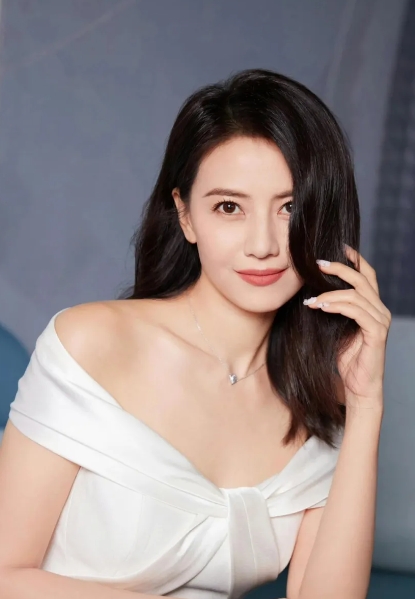 高圆圆小跑着接女儿放学的画面，母女两个好有爱啊，高圆圆和赵又廷加上女儿，如今三口