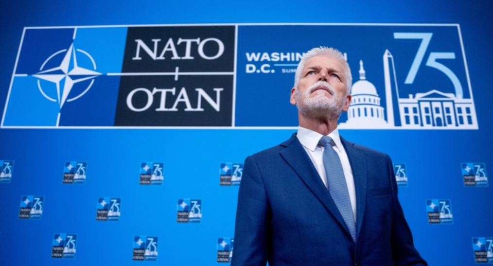 捷克总统佩特尔·帕维尔表示，基辅应该接受俄罗斯对一些领土的“临时”控制，这是冲突