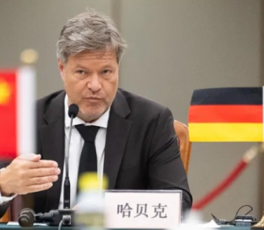 慕尼黑安全会议秒变德美骂战现场！美国参议员万斯刚嘲讽德国是"极权主义国家"，副总