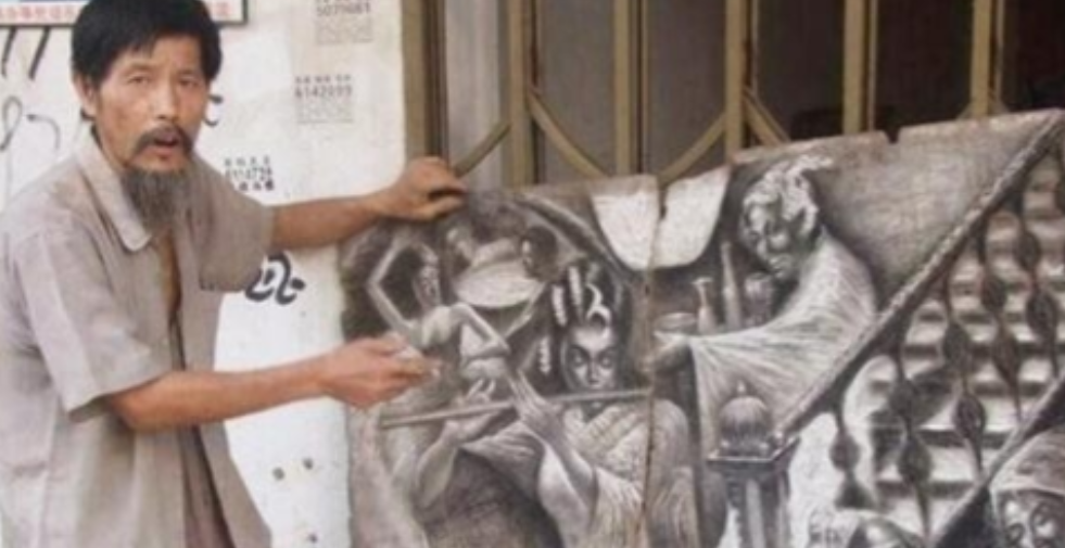 2008年，一个姑娘在江西赣州的街头，发现了一个奇怪的老人，这老人虽然衣衫褴楼，