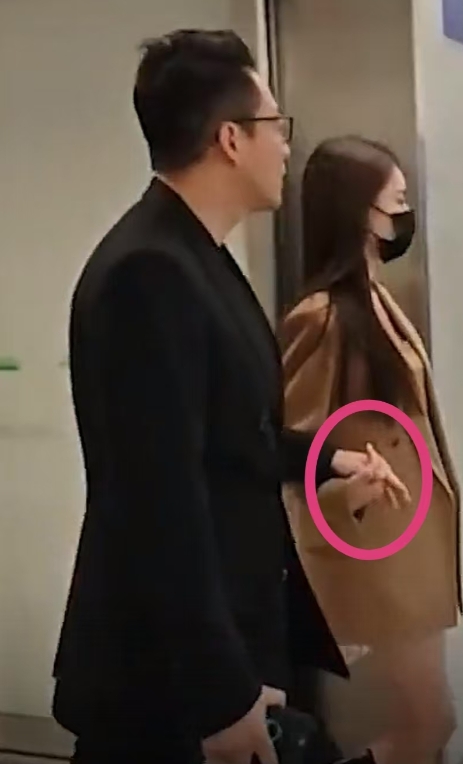 他和妻子马筱梅再次返回台湾，汪小菲一身黑西装，连手提包都是黑色的，这装扮无可挑剔