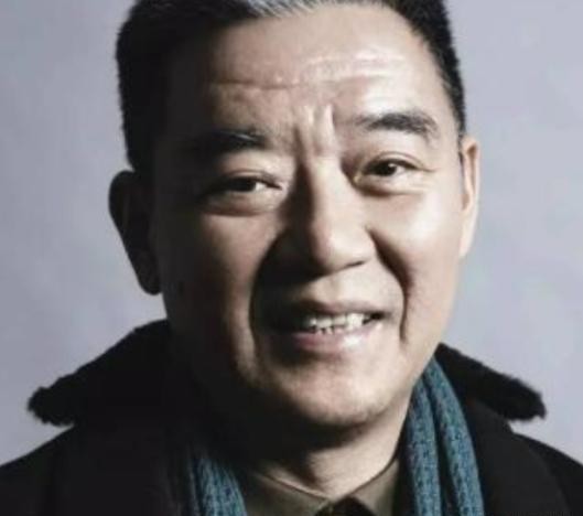 1990年，李立群从台湾回到大陆，找到了同父异母的大哥，见到大哥家一贫如洗，他拿