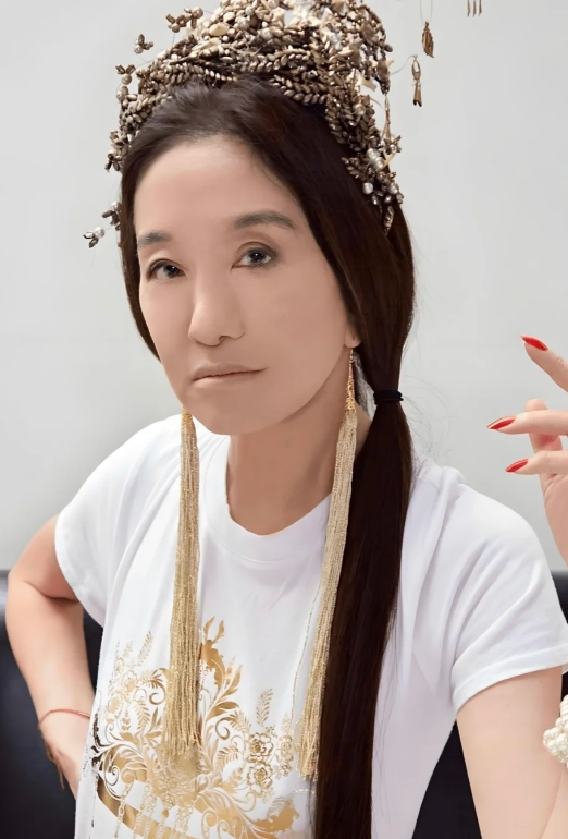 她74岁，身价40亿,年过7旬追求者不断