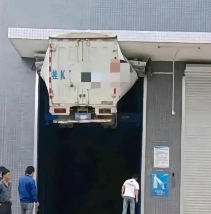 怎么上去的？！哈哈哈哈 [大笑][大笑][大笑][大笑][大笑]