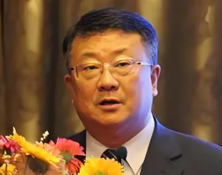 原合肥一中校长演讲的“金句”，遭到网友批判!
原合肥一中陈栋老校长，一次对学生演