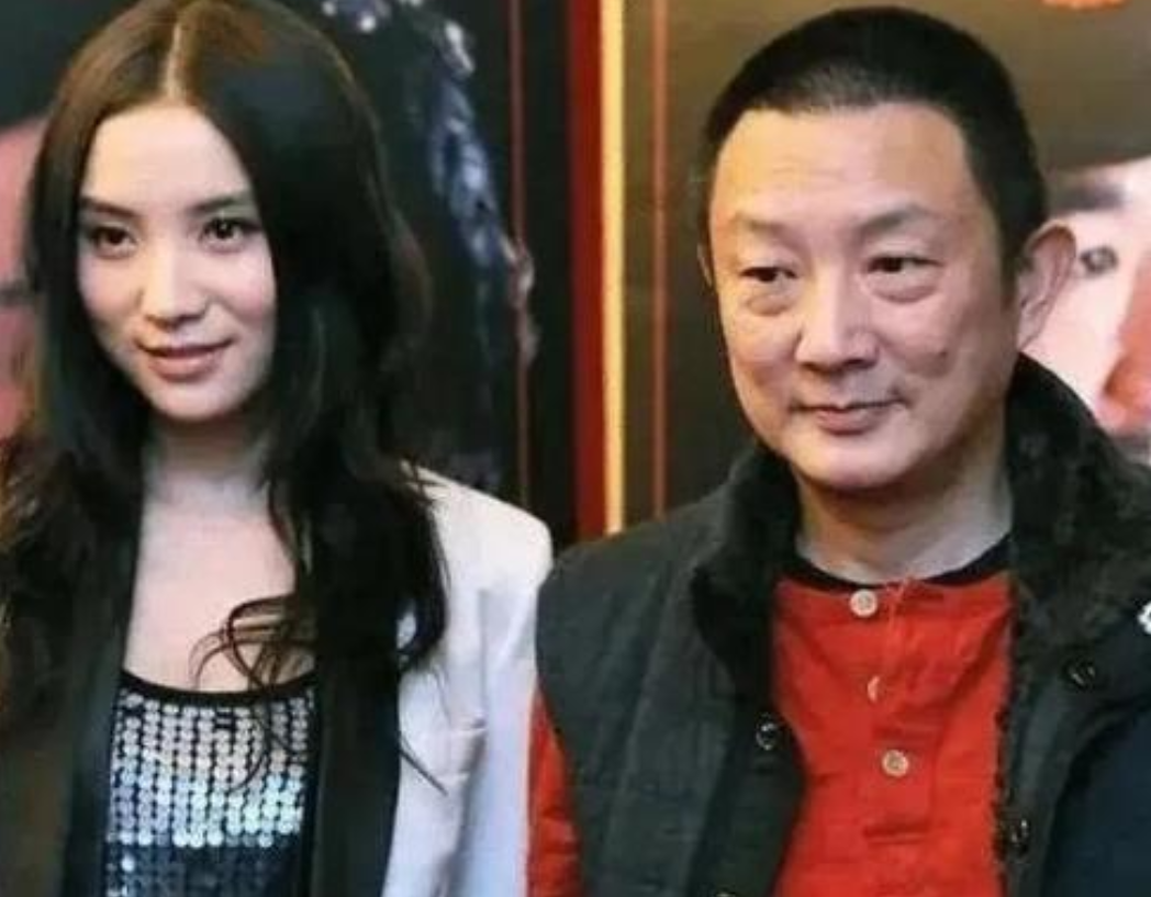 2007年，27岁的宋佳 爱上50岁的已婚导演张黎 ，而张黎为了娶到宋佳，向自己