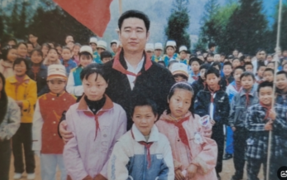 2005年，歌手丛飞身患癌症去世，停止资助了183名贫困儿童，家长打电话来质问: